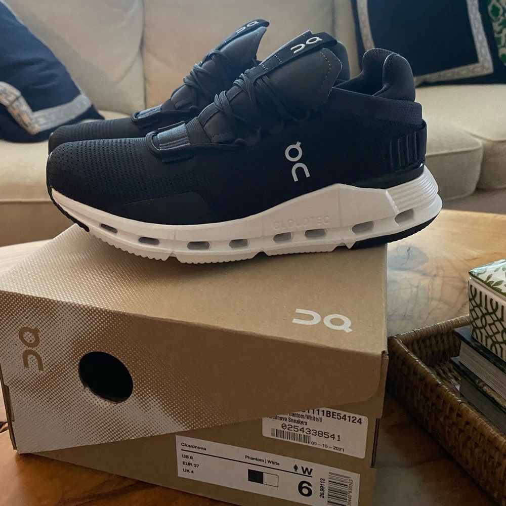 Black and white Cloudnova style. brand new.